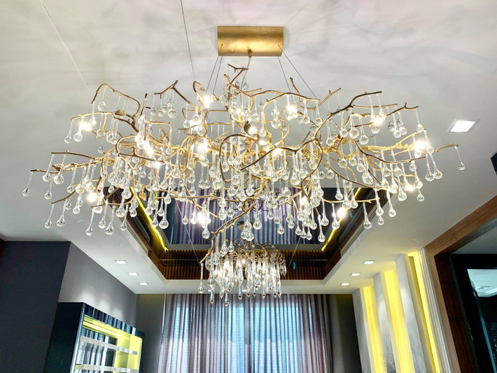 Đèn trần sang trọng tạo điểm nhấn cho không gian.