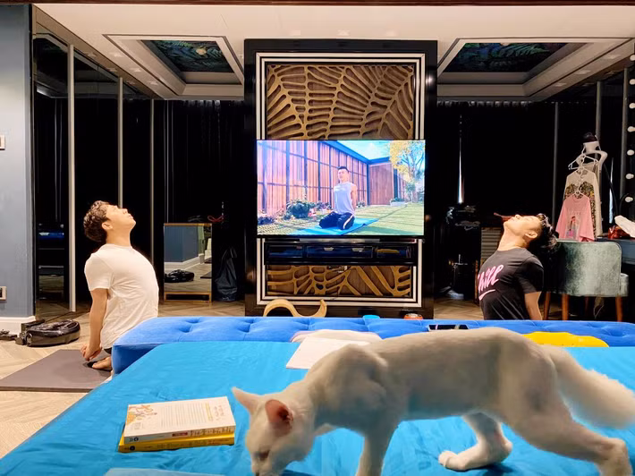 Căn hộ của Trấn Thành - Hari Won được trang trí theo tông màu đen, xanh và trắng.