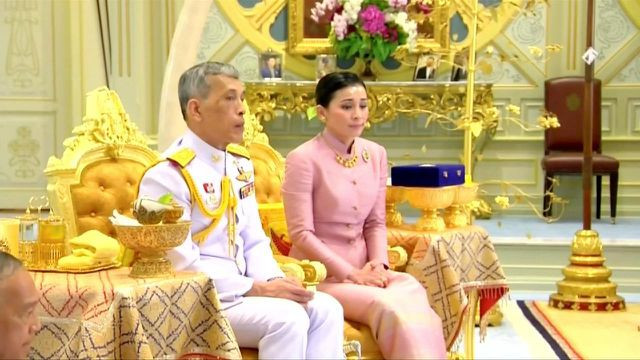 Mới đây, Quốc vương Thái Lan Maha Vajiralongkorn (66 tuổi) đã kết hôn với nữ tướng Suthida Vajiralongkorn Na Ayutthaya. Quốc vương Vajiralongkorn cũng quyết định phong tướng Suthida Vajiralongkorn Na Aydhaya làm Hoàng hậu Suthida. Ảnh: Reuters.