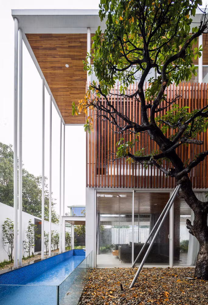 Mùa hè nơi đây thì nắng gắt và mùa đông thì mưa dai dẳng. Vì vậy, gia chủ muốn được sống trong không gian chan hòa thiên nhiên và tạo sự kết nối giữa các thành viên trong gia đình.