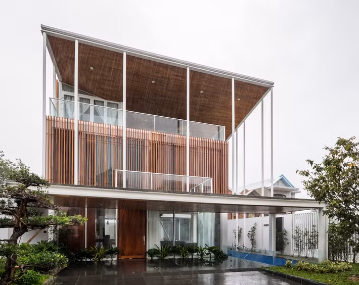 Nằm ở phía Tây Bắc thành phố Huế, căn biệt thự 3 tầng House of P&amp;T được xây cho gia đình 4 thành viên.