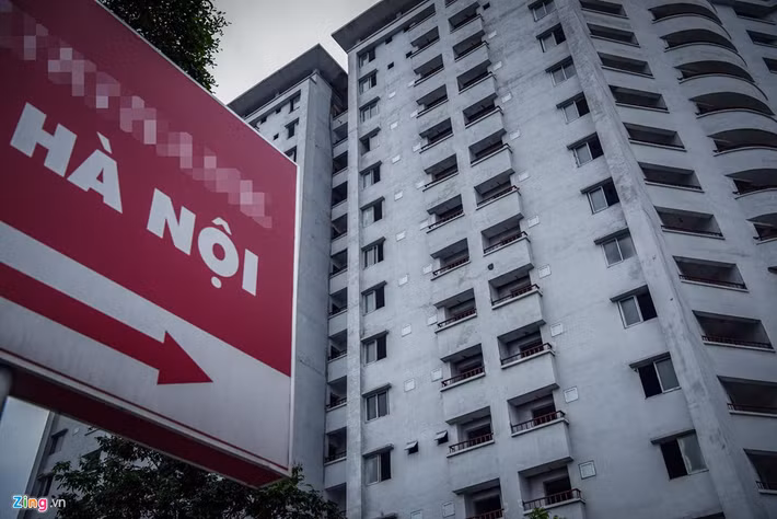 Theo tìm hiểu của PV, dù là nhà tái định cư, những căn hộ của dự án lại đang được rao bán với giá của nhà ở thương mại. Một môi giới tên Đ. cho biết căn hộ từ 56 m2 - 77 m2 của dự án có giá dao động từ 29 - 32 triệu đồng/m2. "Càng mua sớm trước khi bốc thăm, phân tầng sẽ càng có nhiều lựa chọn hơn và giá cũng sẽ tốt hơn" - môi giới Đ. cho biết thêm.