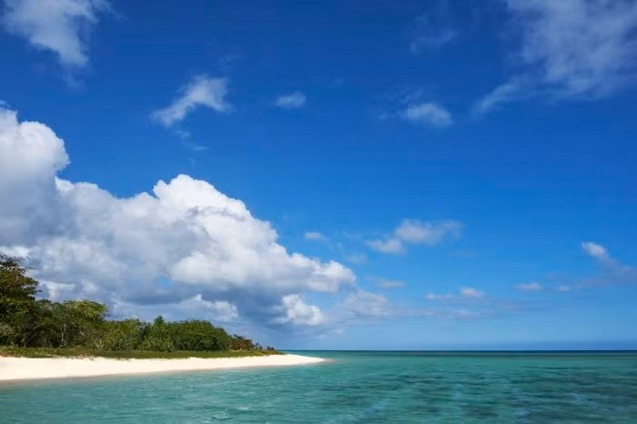 Khu nghỉ dưỡng nằm trên hòn đảo rộng 6ha thuộc quần đảo Palawan, cách Manila 1,5 giờ di chuyển bằng trực thăng hoặc thủy phi cơ.