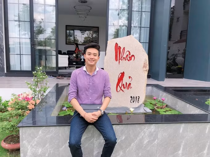 Diễn xuất của Quốc Trường đang nhận được nhiều lời khen ngợi của khán giả. Mới đây, nam diễn viên tổ chức tân gia nhà mới ở Cần Thơ. Biệt thự 25 tỷ đồng của sao "Về nhà đi con" rộng tới 700m2. Ảnh: Khoevadep.