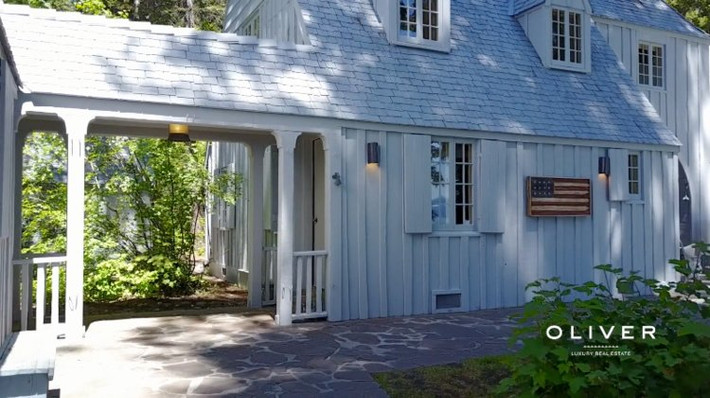 Khu nhà được tách thành 3 khu vực khác nhau nhưng tất cả đều được kết nối với nhau dưới một mái nhà.