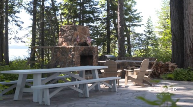 Sân ngoài trời nhìn ra hồ là địa điểm hoàn hảo để tổ chức tiệc nướng.