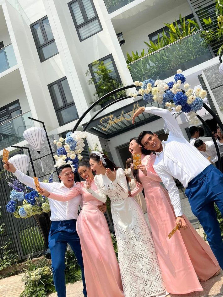 Phía trước căn biệt thự là cổng hoa được trang trí đơn giản nhưng rất sang trọng với tông màu trắng xanh. Ảnh: FB Lê Thị Trâm Anh