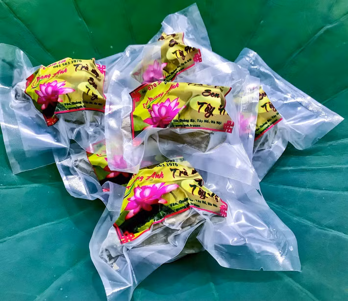 Từ lâu, trà sen Tây Hồ được mệnh danh là “thiên cổ đệ nhất trà”, là một trong những loại trà đắt nhất Việt Nam với giá bán dao động từ 7 - 10 triệu đồng/kg. Ảnh: Facebook