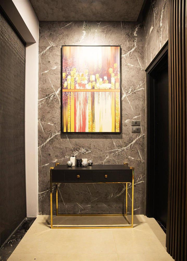 Bức tranh nghệ thuật góp phần tạo nên không gian sang trọng trong biệt thự của vợ chồng Khắc Việt.