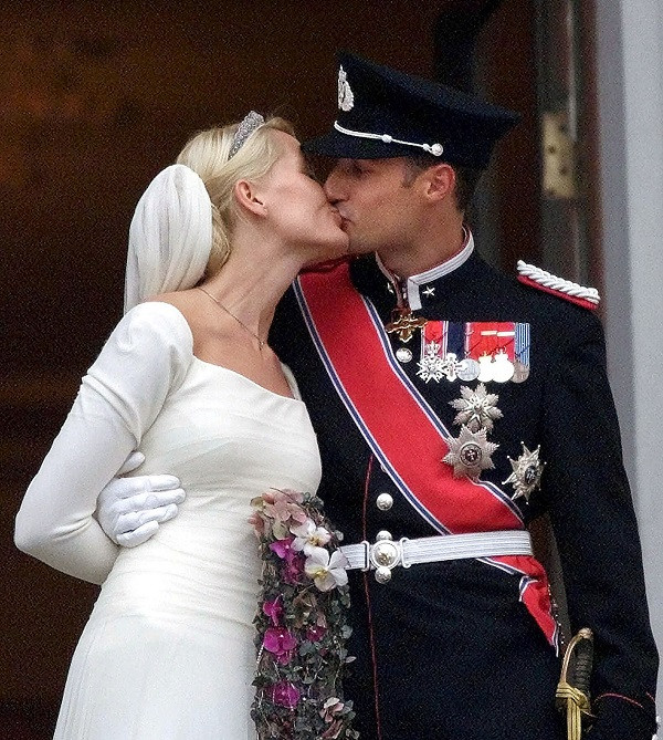 Hàng nghìn người dân Na Uy đã tập trung tại thủ đô Oslo trong lễ cưới ngày 25/8/2001 để chúc mừng cặp đôi hoàng gia. Công nương Mette-Marit không kìm nổi nước mắt khi Thái tử Haakon đứng đợi cô trước cửa nhà thờ, trao lên tay cô chiếc nhẫn cưới và họ cùng nhau bước xuống lối đi trong vẻ mặt đầy hạnh phúc. Ảnh: gofugyourself