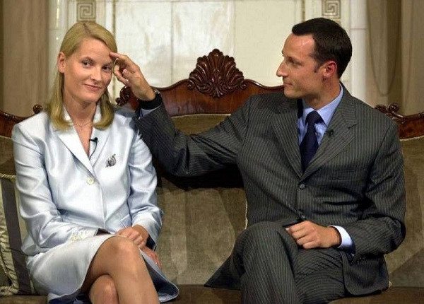 Sau lời thú nhận của Mette-Marit, truyền thông và người dân Na Uy thay đổi đáng kể những định kiến về bạn gái Thái tử Haakon. Phần lớn họ đồng cảm với quá khứ, ca ngợi sự dũng cảm của cô gái này. Ảnh: BBC