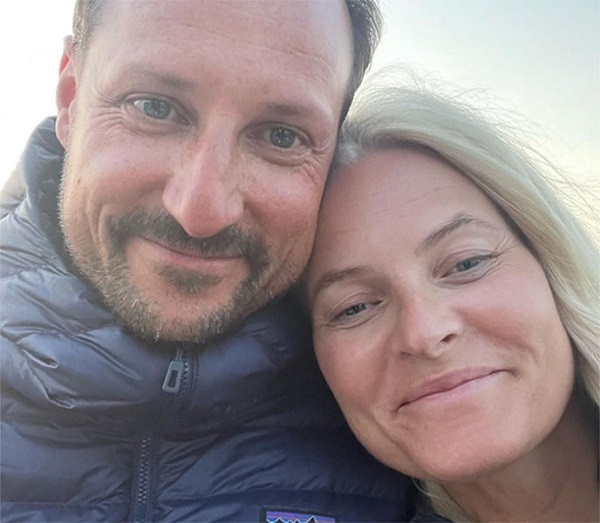 Cách đây không lâu, Công nương Matte-Marit Tjessem Hoiby - “nàng lọ lem” của Hoàng gia Na Uy - đã chia sẻ lên mạng xã hội bức ảnh selfie cực ngọt ngào cùng chồng là Thái tử Na Uy Haakon, đánh dấu 20 năm ngày cưới. Nhìn vào bức ảnh hạnh phúc hiện tại, ít ai biết rằng đám cưới của cặp đôi hoàng gia này từng khiến dư luận Na Uy cũng như thế giới xôn xao suốt thời gian dài. Ảnh: hellomagazine