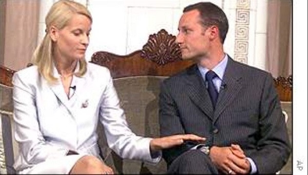 Tháng 8/2001, vài ngày trước khi đám cưới hoàng gia diễn ra, Mette-Marit xuất hiện tại một cuộc họp báo dũng cảm thừa nhận quá khứ “nổi loạn” và buông thả của bản thân khi hôn nhân của cha mẹ tan vỡ. “Tôi đã vượt qua nhiều giới hạn và chuyện này khiến tôi phải trả giá đắt”, Mette-Marit rơi lệ phát biểu, đồng thời nhân cơ hội này lên án ma túy và hy vọng quá khứ của cô đi vào dĩ vãng. Ảnh: BBC