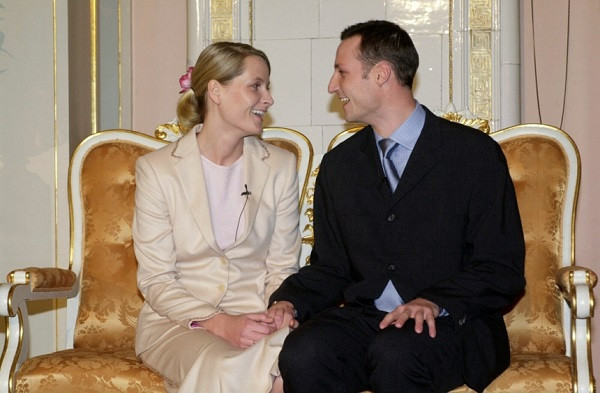 Khi ấy, Thái tử Haakon trở thành thành viên Hoàng gia châu Âu đầu tiên sống chung với bạn gái khi chưa kết hôn, đặc biệt tại một đất nước phản đối việc chung sống không qua kết hôn. Không những thế, quá khứ nổi loạn của bạn gái thái tử cũng trở thành đề tài bàn tán của người dân Na Uy. Ảnh: Parismatch