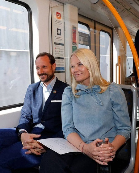 Được biết, vợ chồng Thái tử Haakon thường xuyên sử dụng phương tiện giao thông công cộng. Ảnh: Instagram.