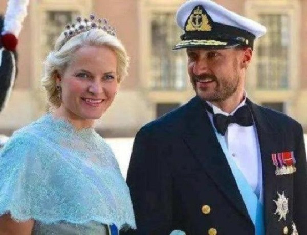 Sau đám cưới, Mette-Marit tiếp tục học lên cao hơn và tham gia các khóa học từ nhiều tổ chức khác nhau, hoàn thành trọng trách của một Công nương hoàng gia. Thái tử Haakon cũng trải qua khóa đào tạo với chương trình ngoại giao của Bộ Ngoại giao Na Uy vào năm 2001, lấy bằng thạc sĩ về Nghiên cứu Phát triển tại trường Kinh tế London. Ảnh: sina