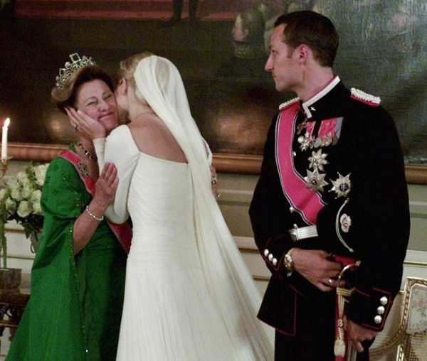 Những điều trên càng khiến hầu hết người dân bàn tán và phản đối về đám cưới hoàng gia đặc biệt của Thái tử Haakon và Mette-Marit. Tuy nhiên, cha mẹ của Thái tử Haakon sau đó ủng hộ mối quan hệ này. Hoàng hậu Sonja Haraldsen thừa nhận từng thấy kỳ lạ khi con trai bà muốn kết hôn với một phụ nữ đơn thân, “nhưng khi quen cô ấy, tôi không thấy điều đó là vấn đề”. Ảnh: Pinterest