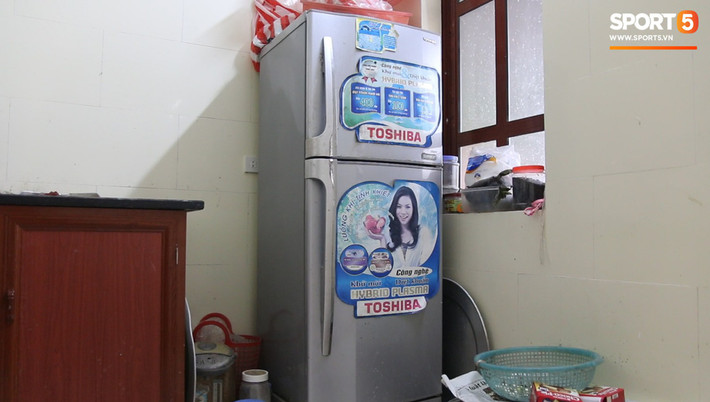 Theo tiết lộ, món quà đầu tiên Văn Hậu tặng bố mẹ là chiếc tủ lạnh trị giá 6 triệu. Mẹ Văn Hậu kể lại, hồi đó con trai thi đấu được thưởng 6 triệu, Hậu đem về biếu hết bố mẹ để sắm sửa tủ lạnh và quạt máy cho gia đình.