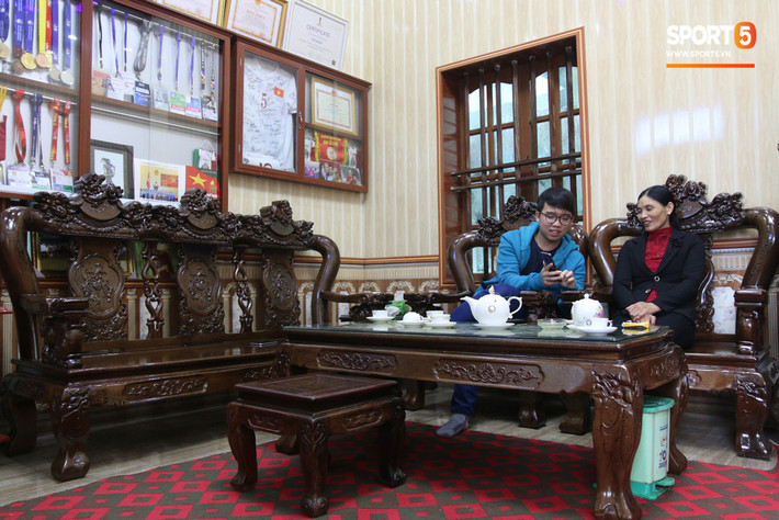 Trước đó, Đoàn Văn Hậu đã chi 36 triệu đồng để "tậu" bộ bàn ghế gỗ "tút tát" lại chỗ ngồi cho khách khứa đến chơi tại quê nhà Thái Bình.