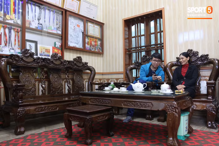 Trước đó, Đoàn Văn Hậu đã chi 36 triệu đồng để "tậu" bộ bàn ghế gỗ "tút tát" lại chỗ ngồi cho khách khứa đến chơi tại quê nhà Thái Bình.