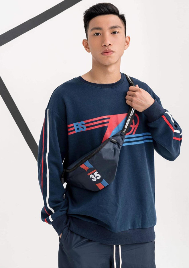 Đoàn Văn Hậu với chiếc túi đeo chéo hợp trend 2019 của nhà mốt bình dân H&amp;M có giá hơn 100 USD.