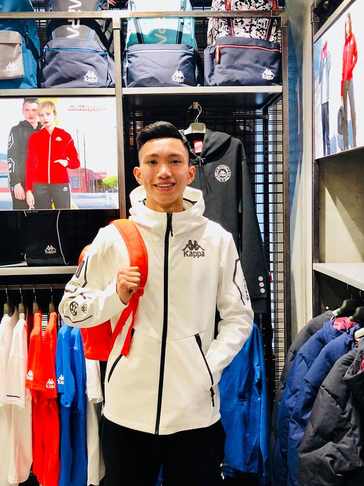 Chiếc áo gió đến từ thương hiệu Kappa có giá khoảng gần 3 triệu đồng.