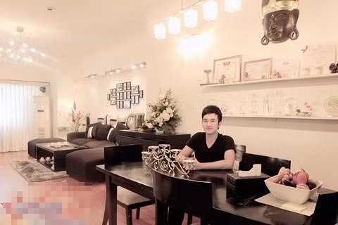 Gia đình Minh Quân hiện sống trong căn hộ rộng 200m2 tại một chung cư hiện đại ở Hà Nội.