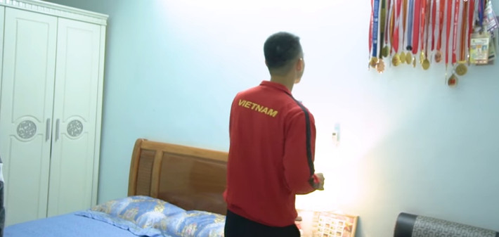 Trong phòng, chàng tiền vệ treo rất nhiều huy chương đã đạt được trong suốt những năm qua.