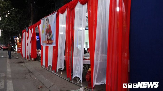 Chiều 10/11, nhà cầu thủ Đỗ Hùng Dũng dựng phông rạp để chuẩn bị cổ vũ cho đội tuyển U22 Việt Nam trong trận chung kết SEA Games 30. Ảnh: VTC