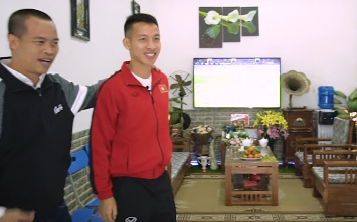 Sofa gỗ đơn giản nhưng không kém phần sang trọng. Ảnh: Nhadeptv.