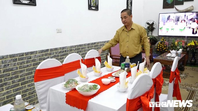 Bố tiền vệ Hùng Dũng tất bật chuẩn bị mọi thứ, sẵn sàng cổ vũ con trai và đội tuyển U22 Việt Nam. Ảnh: VTC