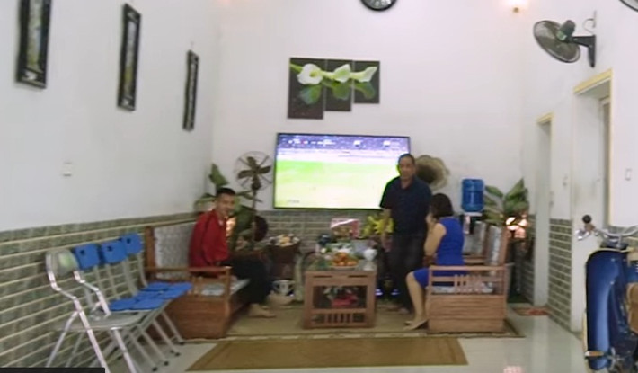 Phòng khách rộng rãi với sơn tường màu trắng chủ đạo. Ảnh: Nhadeptv.