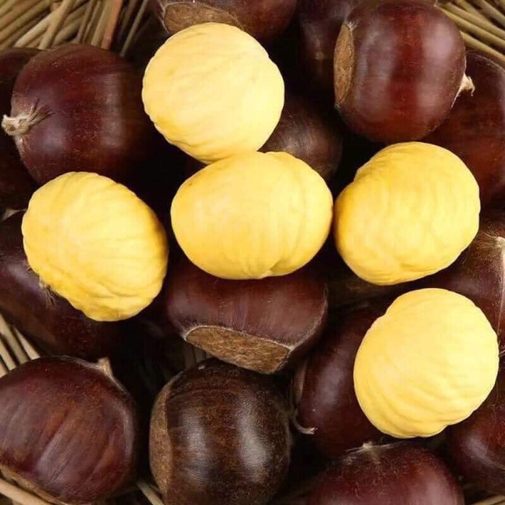 Hạt dẻ Trung Quốc dù được đánh giá không ngon bằng hàng Sapa, Trùng Khánh nhưng vẫn đắt khách vì giá hấp dẫn. Nguồn ảnh: Facebook