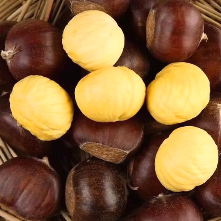Hạt dẻ Trung Quốc dù được đánh giá không ngon bằng hàng Sapa, Trùng Khánh nhưng vẫn đắt khách vì giá hấp dẫn. Nguồn ảnh: Facebook