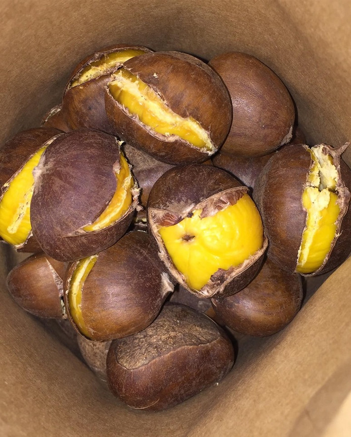 Theo người bán, loại hạt dẻ này là hạt dẻ Sapa (Lào Cai) và hạt dẻ Trùng Khánh (Cao Bằng).