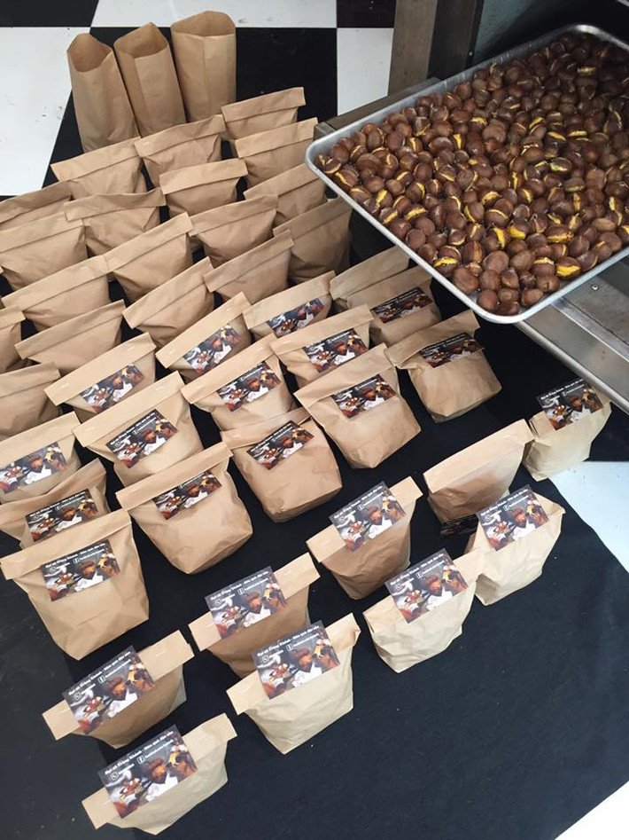 Tuy nhiên, trao đổi với PV Infonet, anh Hưng, chủ một cửa hàng nông sản ở Lào Cai cho biết: “Bản thân tôi cũng bán hạt dẻ nhưng khẳng định luôn đây là hàng Trung Quốc. Trên thị trường nếu nói hạt dẻ Lào Cai, Cao Bằng thì không có đâu, toàn là hàng Trung Quốc hết”.