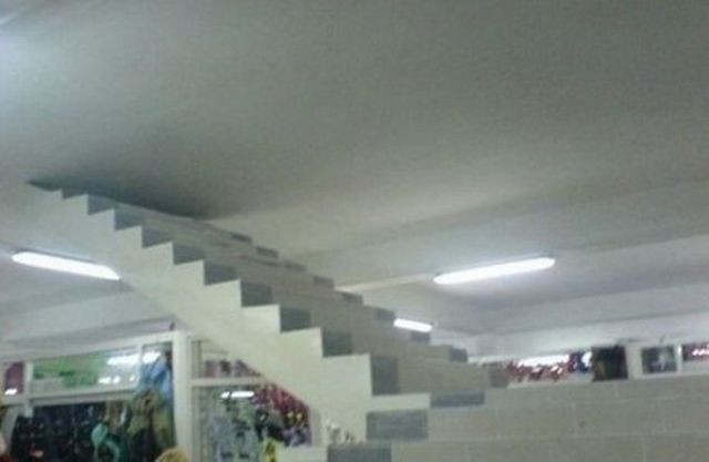 Cầu thang dẫn đến trần nhà?