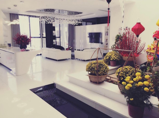 Ở tuổi 30, Ngọc Trinh sở hữu khối tài đồ sộ khiến nhiều người mơ ước. Cô hiện sống trong căn hộ rộng 200m2 nằm trên tầng 33 của một khu căn hộ cao cấp ở Quận 7 (TP.HCM). Ảnh: FBNV.