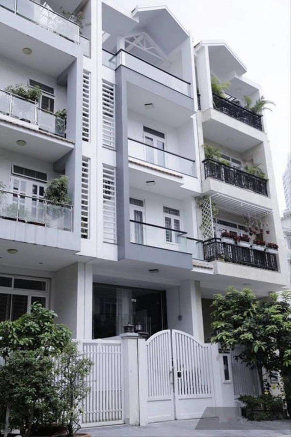 Sau khi kết hôn, vợ chồng Trấn Thành - Hari Won sống với bố mẹ nam nghệ sĩ tại một căn nhà 3 tầng ở TP HCM.