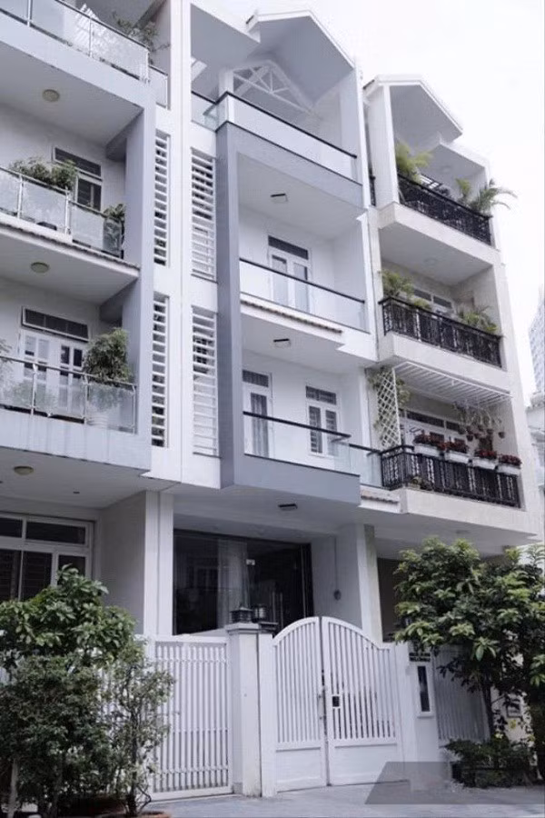 Sau khi kết hôn, vợ chồng Trấn Thành - Hari Won sống với bố mẹ nam nghệ sĩ tại một căn nhà 3 tầng ở TP HCM.