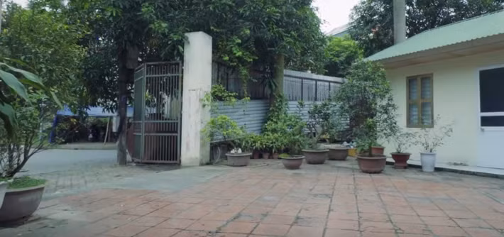 Giống như nhiều ngôi nhà khác ở quê, căn nhà của gia đình Hoàng Đức có khoảng sân rộng rãi, lát gạch đỏ. Ảnh: Vlog Minh Hải.