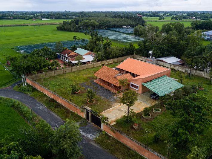 Căn nhà được so sánh với hình ảnh của một ốc đảo trong khu vườn 2.000 m2.