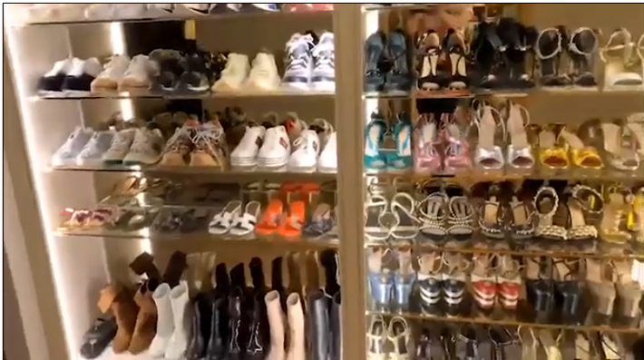 Những món đồ này của Hoa hậu Hoa hậu Phu nhân người Việt thế giới 2012 đều đến từ những thương hiệu nổi tiếng trên thế giới như: Chanel, Gucci, Hermes... với giá trị dao động từ vài chục triệu đến hàng tỷ đồng.