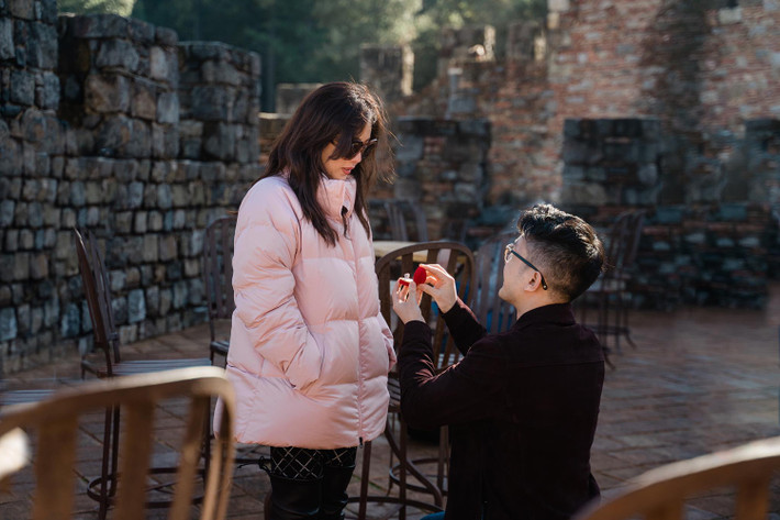 Mới đây, Hoa hậu Thu Hoài đã chính thức nhận lời cầu hôn của doanh nhân Việt kiều Trí Tống sau hơn 4 năm cả hai tìm hiểu, yêu thương nhau.