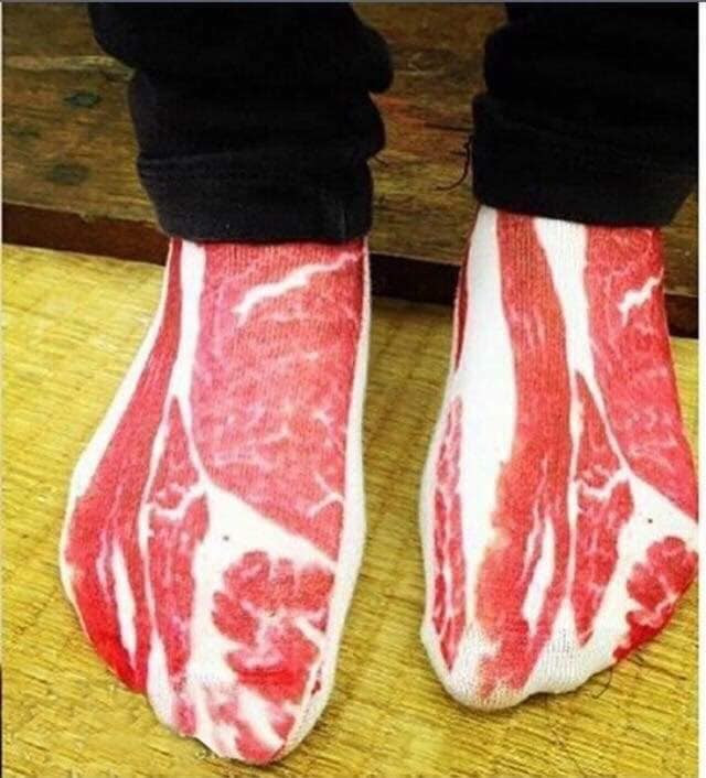 Ngoài ra, còn có cả tất in hình thịt lợn xuất hiện trên thị trường. Nguồn ảnh: Facebook.