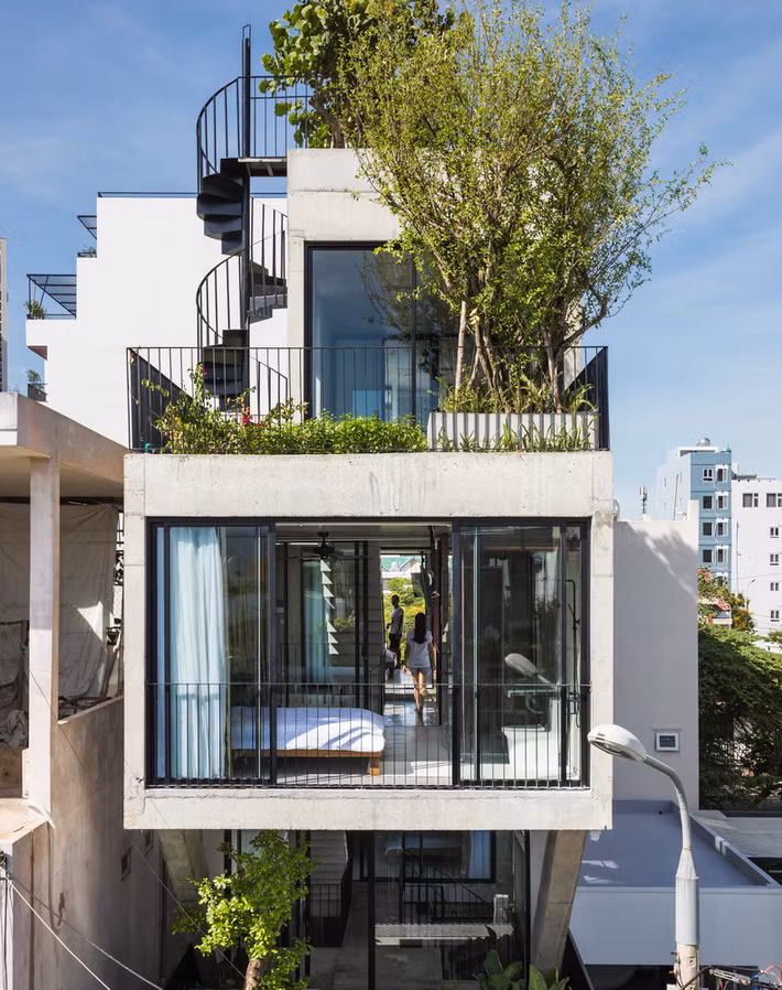 Xuất hiện ấn tượng trên tạp chí Archdaily, Concrete House là ngôi nhà 4 tầng tọa lạc vị trí gần khu biển Sơn Trà (Đà Nẵng).