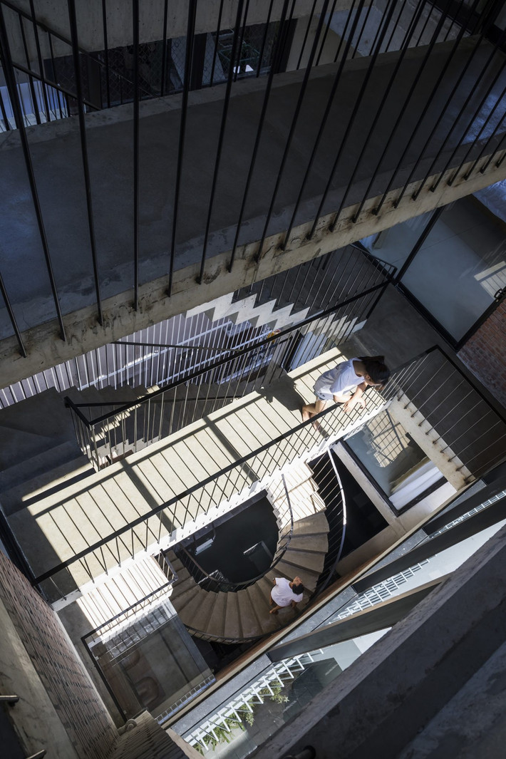 Các khối xếp chồng ngẫu hứng lên nhau cũng tạo ra không gian bên trong ngôi nhà linh hoạt, thoáng đãng.