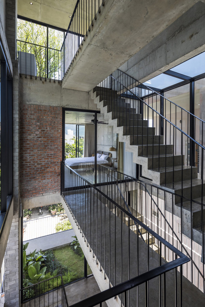 Cầu thang vừa là giao thông liên kết các phòng, vừa là không gian để kết nối các thành viên trong gia đình.