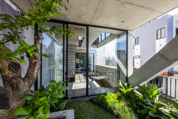 Giải pháp này tạo ra hình khối kiến trúc căn nhà đơn giản, mạnh mẽ, góp phần làm thay đổi tư duy về giải pháp hiện trạng đô thị nhà phố đơn điệu và nhàm chán.