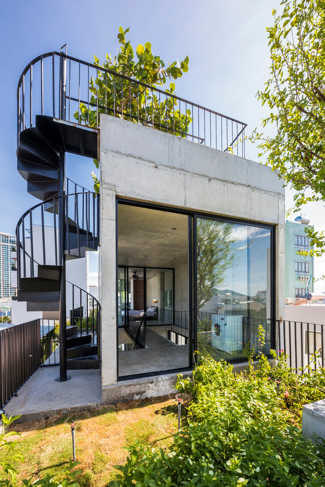 Thuộc vùng biển nên những công trình quy mô nhỏ thường có chất lượng giảm nhanh hơn so với công trình vùng khác bởi độ nhiễm mặn trong không khí cao.